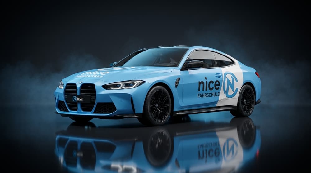 Fahrschulfahrzeug der Fahrschule nice mit blauer Folierung und Firmenlogo