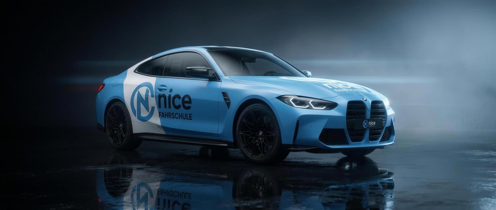 Blau-weiß folierter BMW M4 der Fahrschule nice aus Berlin-Friedrichshain in der Seitenansicht