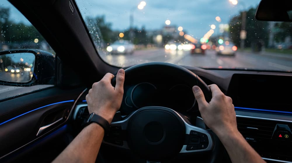 Hände ruhig am Lenkrad eines modernen Autos